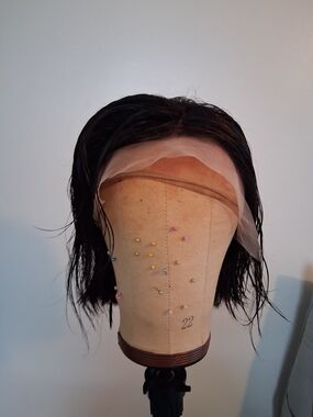 Wet-Look Short Lace Front Wig in Natural Black